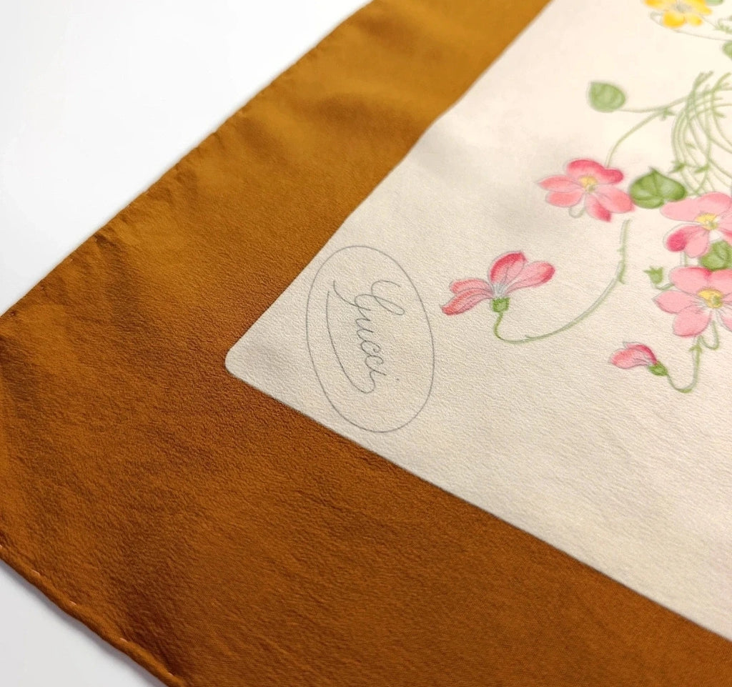 Foulard Gucci Vintage Motivo "Flora" con Bordo Marrone