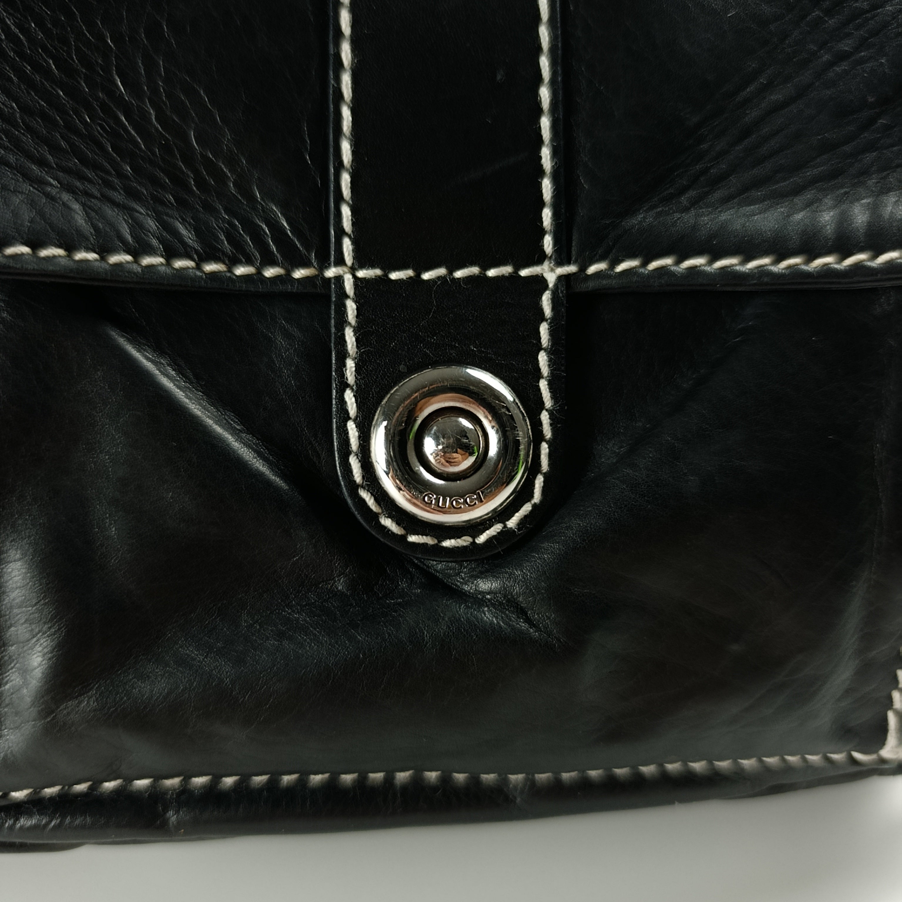 Borsa a Mano Gucci in Pelle Nera con Patch Decorativo