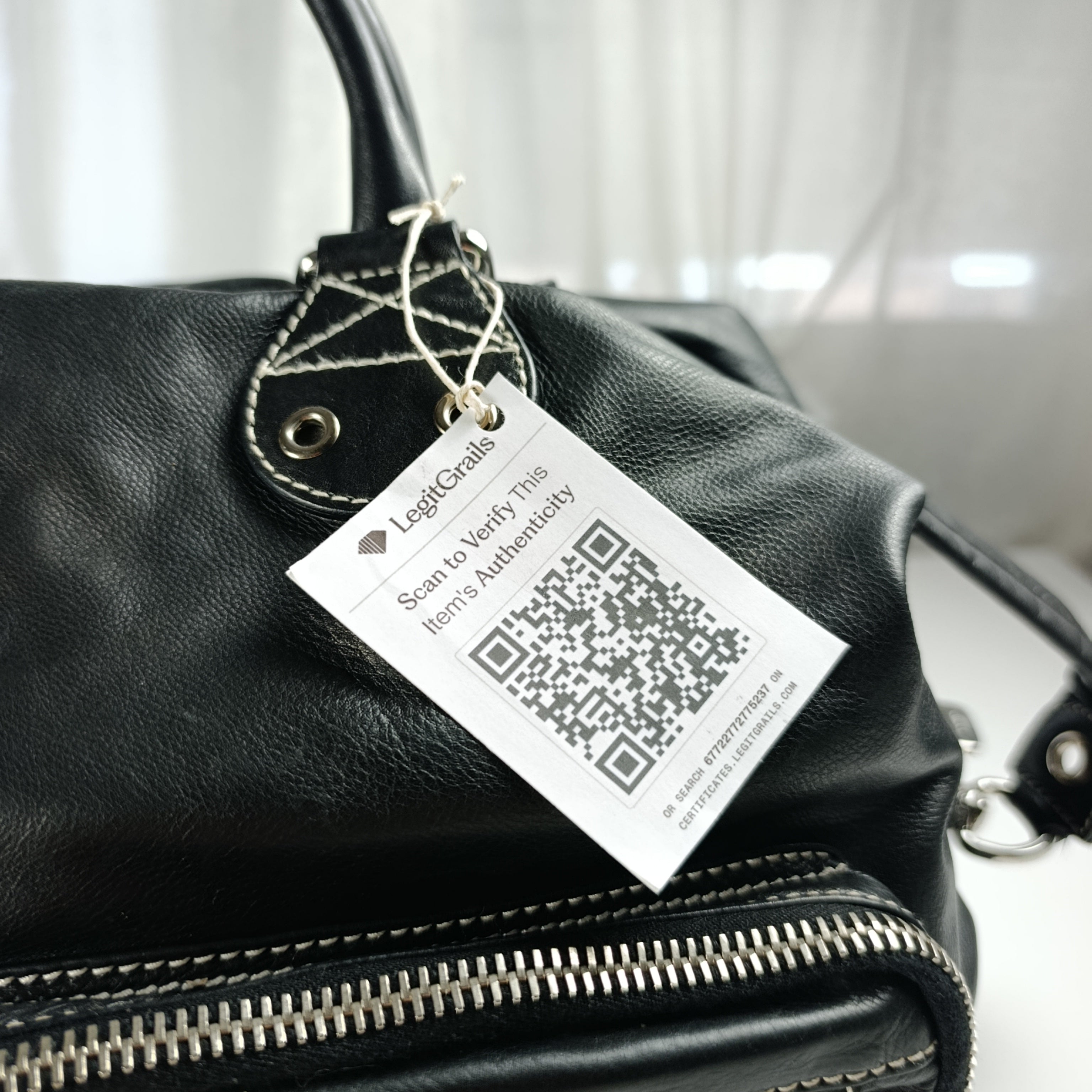 Borsa a Mano Gucci in Pelle Nera con Patch Decorativo