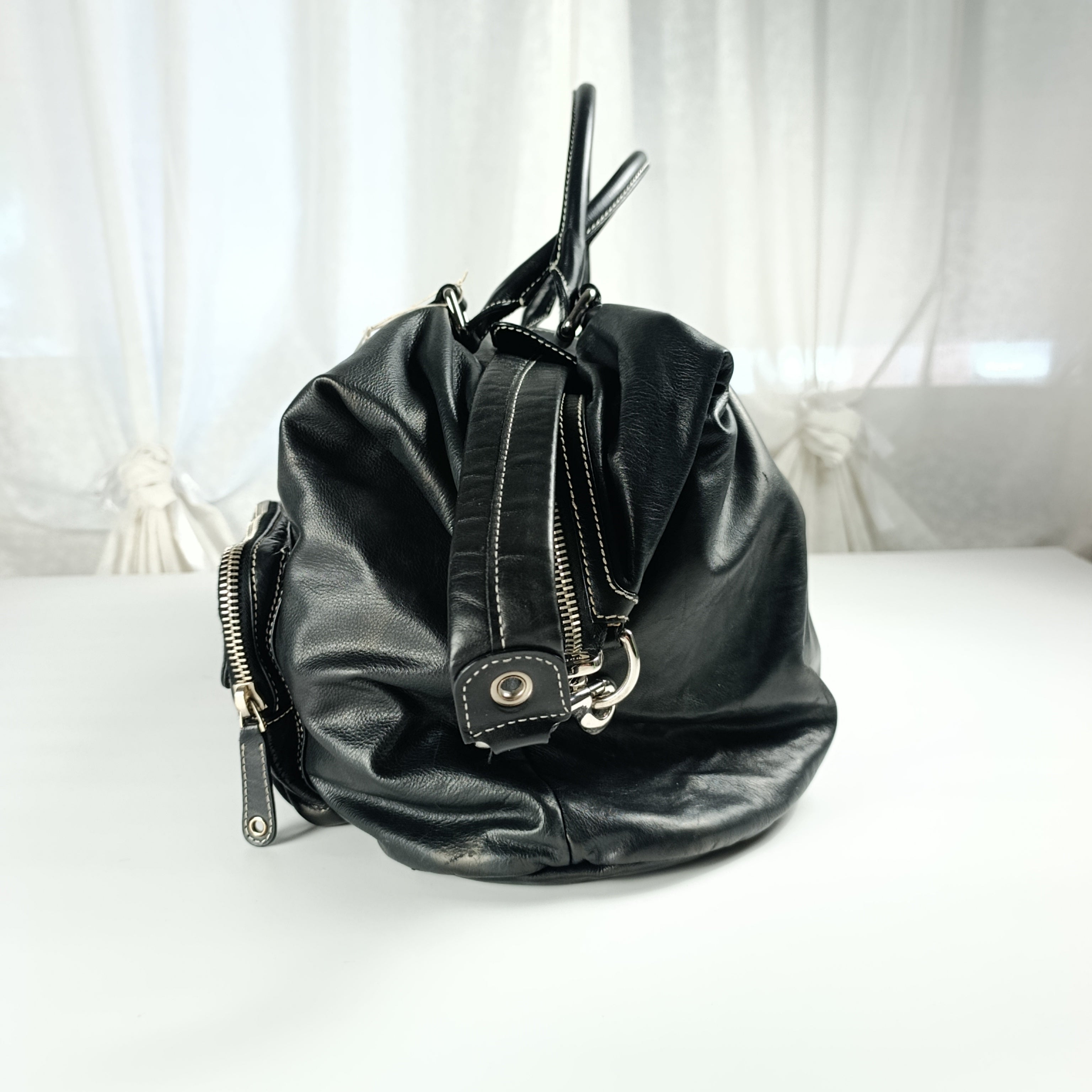Borsa a Mano Gucci in Pelle Nera con Patch Decorativo