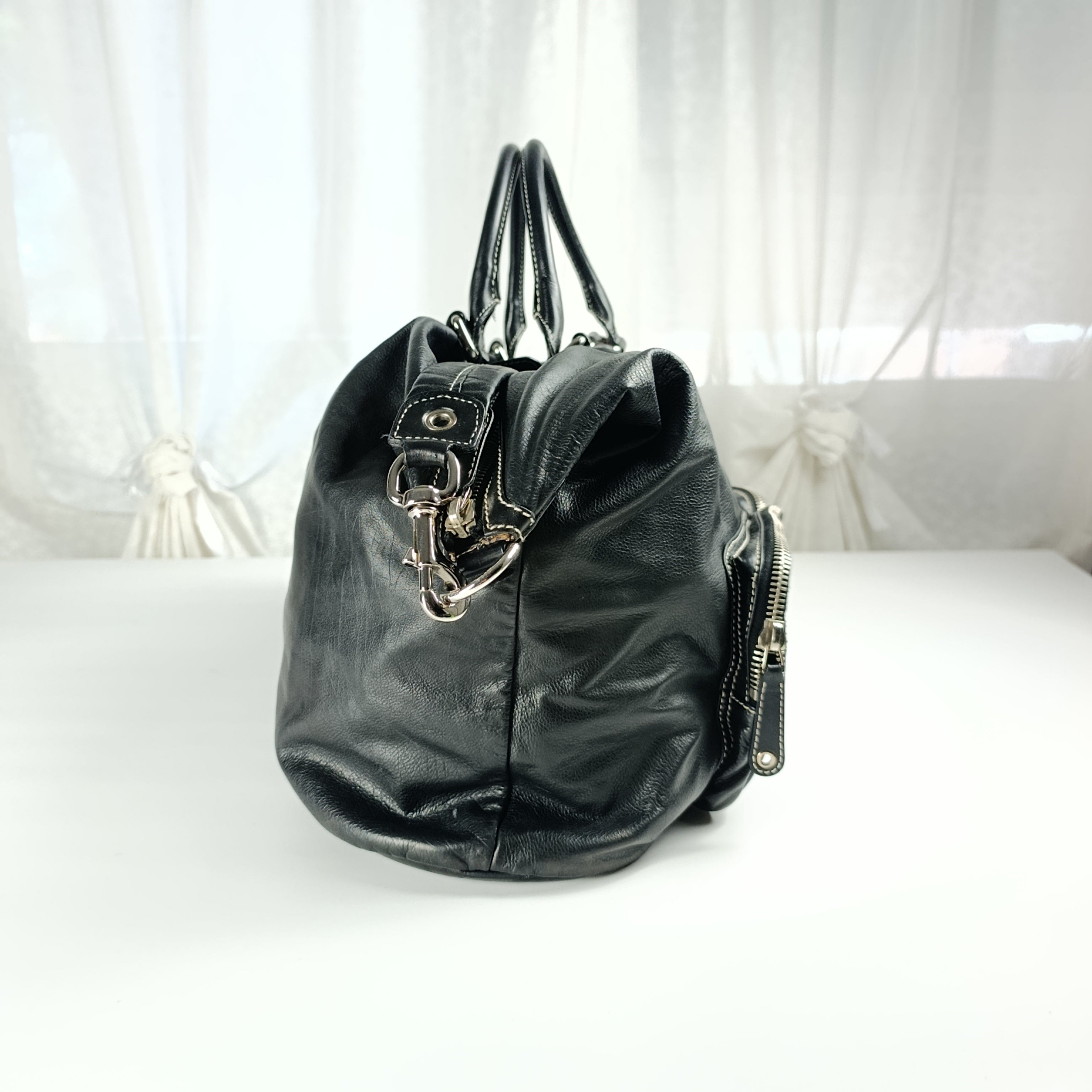 Borsa a Mano Gucci in Pelle Nera con Patch Decorativo