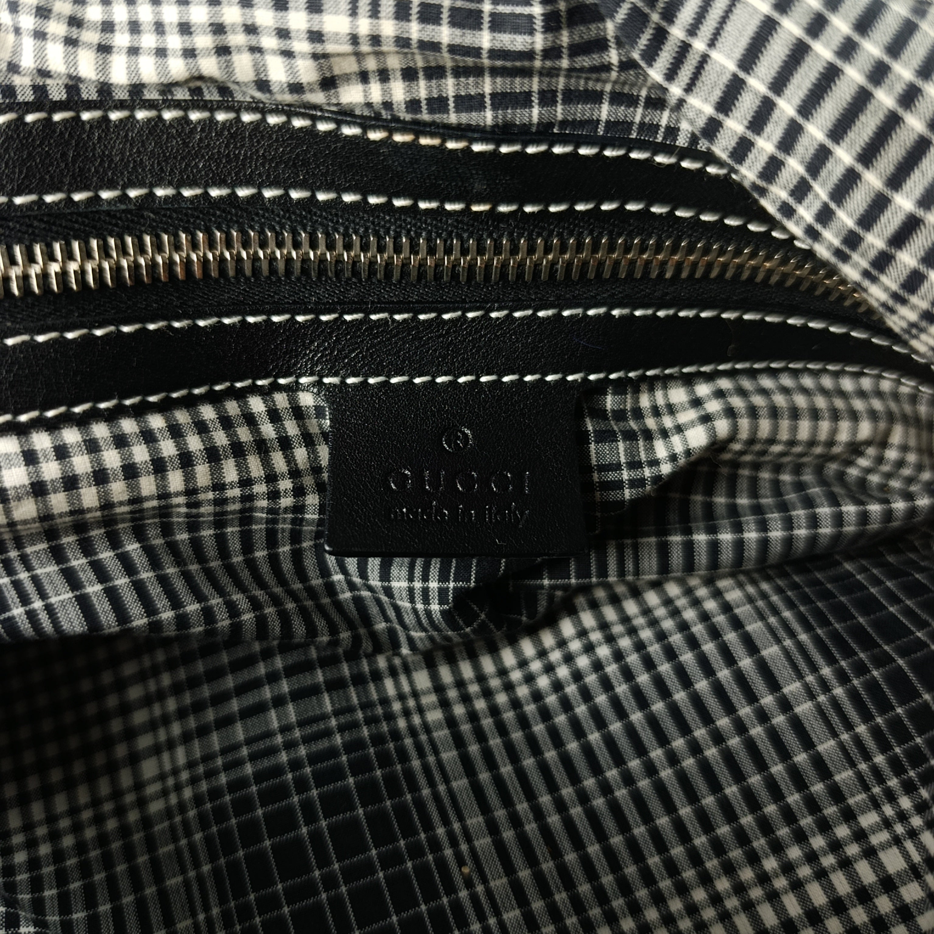 Borsa a Mano Gucci in Pelle Nera con Patch Decorativo