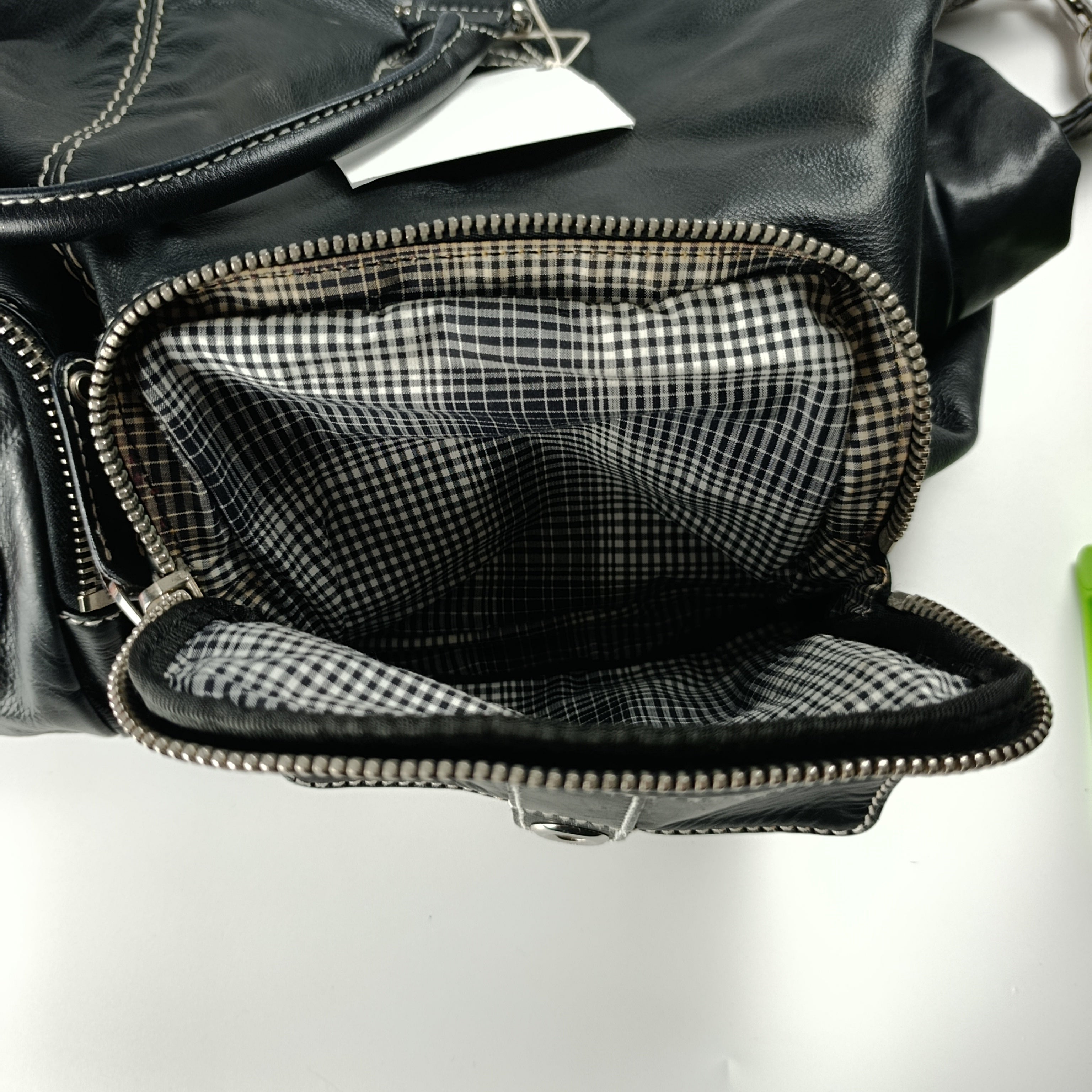 Borsa a Mano Gucci in Pelle Nera con Patch Decorativo