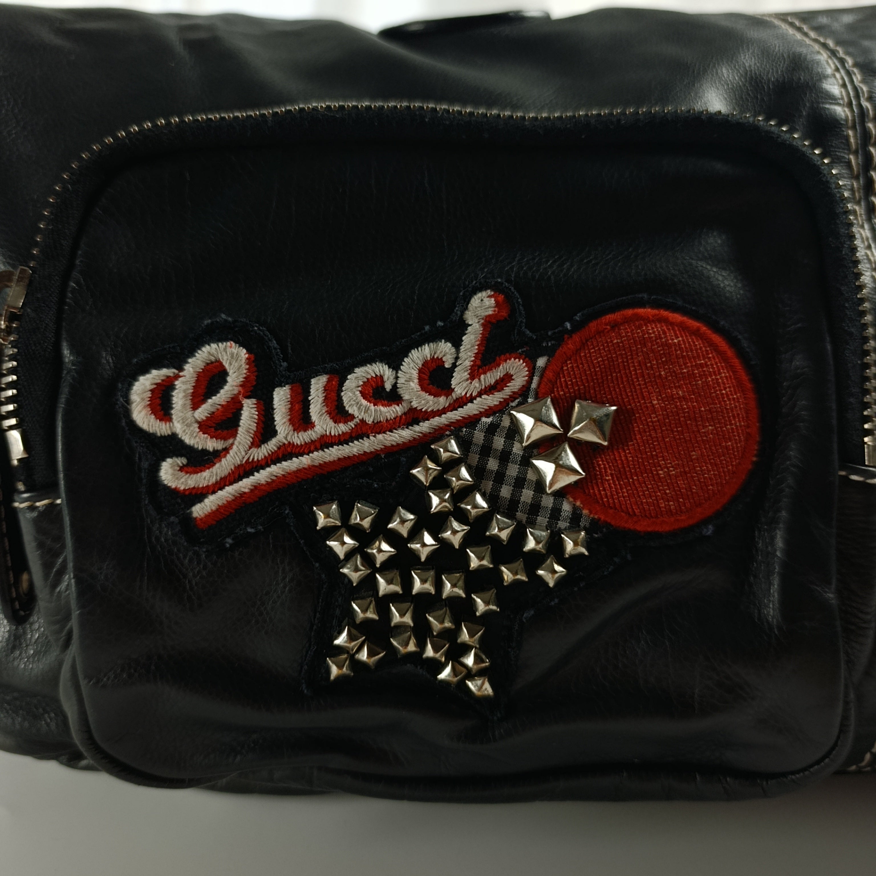 Borsa a Mano Gucci in Pelle Nera con Patch Decorativo