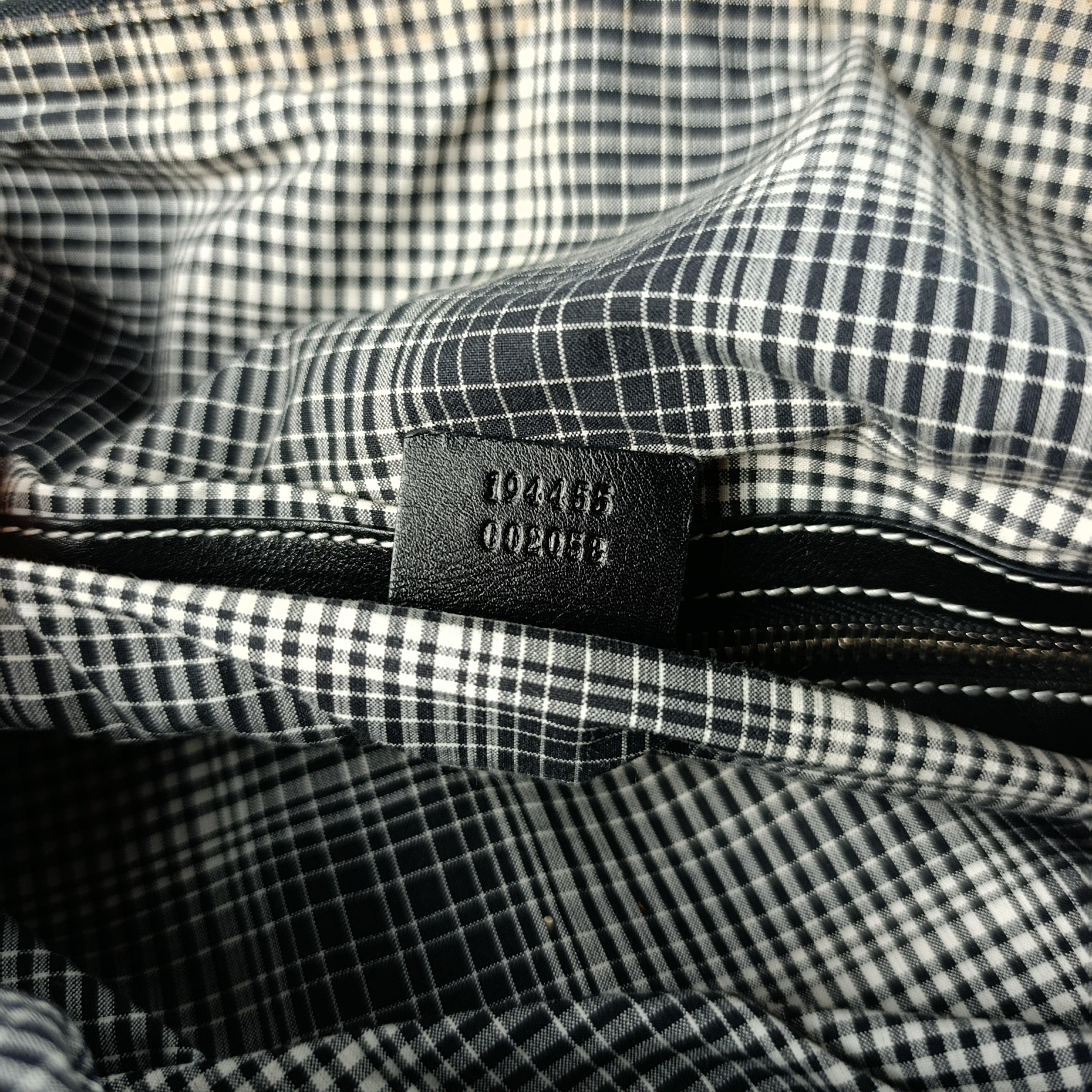 Borsa a Mano Gucci in Pelle Nera con Patch Decorativo